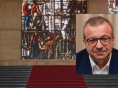 Vetrata di Sironi rotta dall’assessore Cani, l’incidente diventa caso nazionale