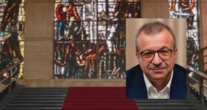 Vetrata di Sironi rotta dall’assessore Cani, l’incidente diventa caso nazionale