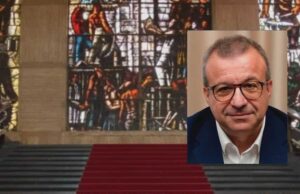 Vetrata di Sironi rotta dall’assessore Cani, l’incidente diventa caso nazionale