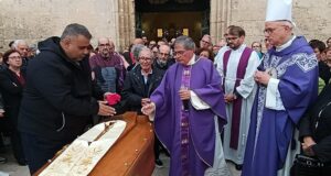 Sestu, addio a don Onofrio Serra: grande folla addolorata per l’ultimo saluto