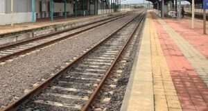 San Gavino, si mette sui binari e costringe un treno all’inchiodata: denunciato