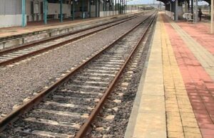 San Gavino, si mette sui binari e costringe un treno all’inchiodata: denunciato