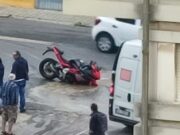 Cagliari, sprofonda l’asfalto per perdita d’acqua: motociclista rischia grosso