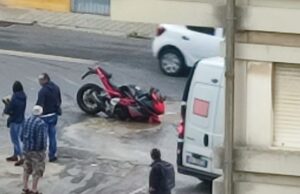 Cagliari, sprofonda l’asfalto per perdita d’acqua: motociclista rischia grosso