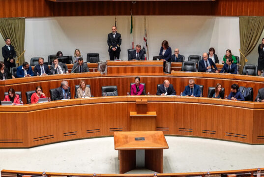 Taglio ai fondi per i collaboratori, tensione nel Campo largo sardo