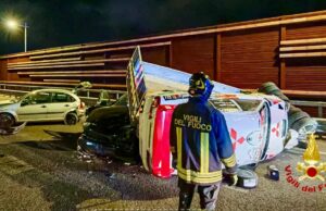Olbia, scontro al bivio per l’aeroporto: ribaltato un carrello con auto da rally