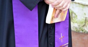 Truffe e raggiri agli anziani, allarme per i “finti preti” nell’oristanese