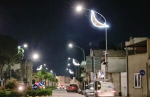 Monserrato, le luminarie “a banana” scatenano l’ironia sui social