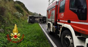 Paulilatino, furgone ribaltato sulla 131