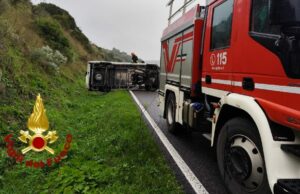 Paulilatino, furgone ribaltato sulla 131