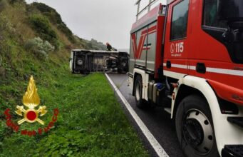 Paulilatino, furgone ribaltato sulla 131