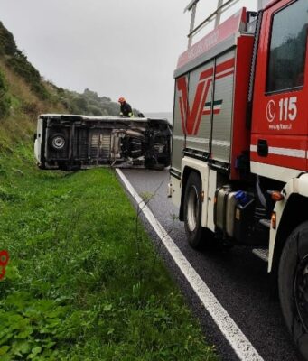 Paulilatino, furgone ribaltato sulla 131