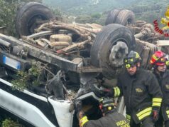 Porto Torres, camion rifiuti si ribalta: paura per il conducente