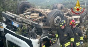 Porto Torres, camion rifiuti si ribalta: paura per il conducente