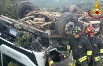 Porto Torres, camion rifiuti si ribalta: paura per il conducente