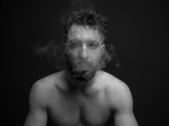 Boys Don’t Cry: la mostra fotografica di Francesca Tiboni esplora la vulnerabilità maschile a Cagliari