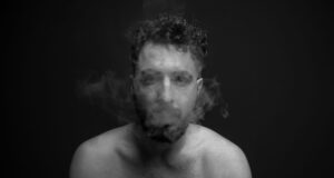 Boys Don’t Cry: la mostra fotografica di Francesca Tiboni esplora la vulnerabilità maschile a Cagliari