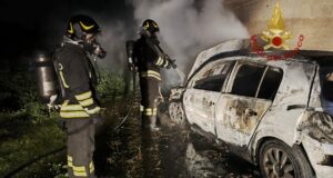 Decimomannu, auto in fiamme nelle campagne