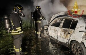 Decimomannu, auto in fiamme nelle campagne