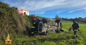 Sindia, fuoristrada si ribalta in un campo: illesi gli occupanti