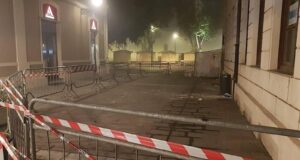 Tragedia sfiorata a Oristano, crolla pezzo di cornicione da stabile comunale