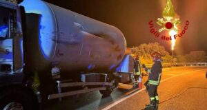 Siniscola, scontro tra due mezzi pesanti: paura per un carico di Gpl