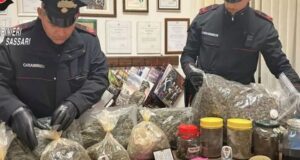 Mores, fugge dal posto di blocco: in casa gli ritrovano 8,1Kg di marijuana