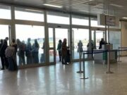 Allarme all’aeroporto di Alghero, spruzzato spray urticante: sala partenze evacuata