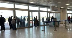 Allarme all’aeroporto di Alghero, spruzzato spray urticante: sala partenze evacuata