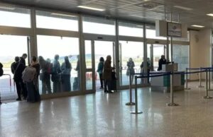 Allarme all’aeroporto di Alghero, spruzzato spray urticante: sala partenze evacuata