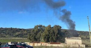 Macomer, rifiuti pericolosi dati alle fiamme: tre persone finiscono in manette