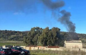 Macomer, rifiuti pericolosi dati alle fiamme: tre persone finiscono in manette