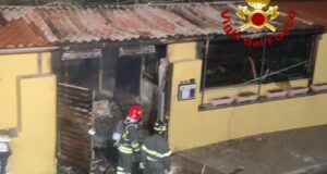 Sassari, scoppia un incendio all’interno di un bar: pesanti danni all’attività