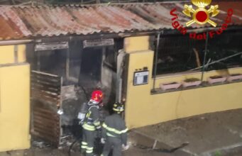 Sassari, scoppia un incendio all’interno di un bar: pesanti danni all’attività