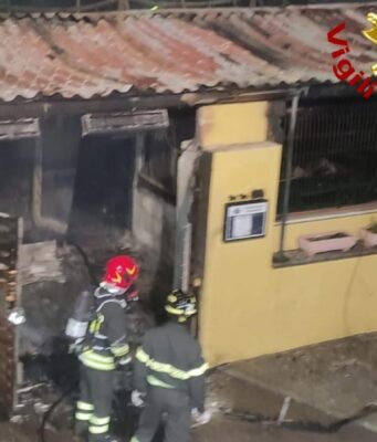 Sassari, scoppia un incendio all’interno di un bar: pesanti danni all’attività