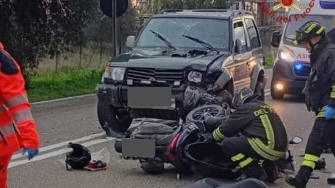 Scontro auto-moto sulla 195 a Sarroch, centauro gravissimo