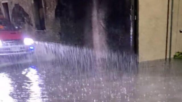 Nubifragi in Sardegna, grossi disagi a Olbia: l’acqua entra dentro le case