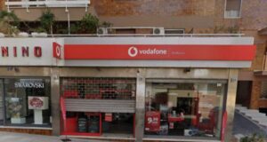 Sassari, furto in centro Vodafone e fuga: inseguiti e arrestati due uomini