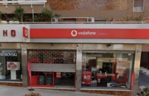 Sassari, furto in centro Vodafone e fuga: inseguiti e arrestati due uomini