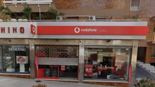 Sassari, furto in centro Vodafone e fuga: inseguiti e arrestati due uomini