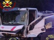 Frontale tra due camion sulla 131 dcn, ferito uno dei conducenti