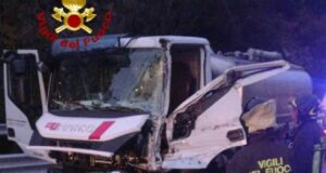 Frontale tra due camion sulla 131 dcn, ferito uno dei conducenti