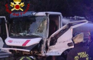 Frontale tra due camion sulla 131 dcn, ferito uno dei conducenti