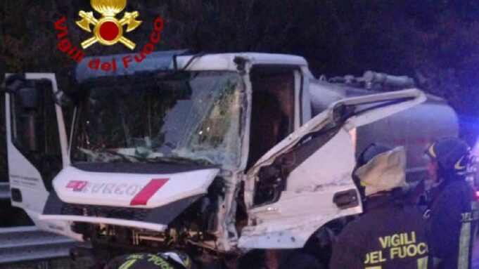 Frontale tra due camion sulla 131 dcn, ferito uno dei conducenti