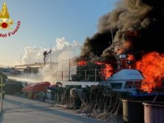 Cagliari, grosso incendio a bordo di un peschereccio: due feriti