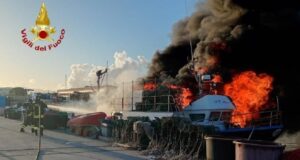 Cagliari, grosso incendio a bordo di un peschereccio: due feriti
