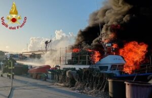 Cagliari, grosso incendio a bordo di un peschereccio: due feriti