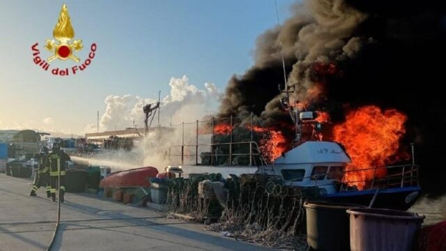 incendio peschereggio cagliari