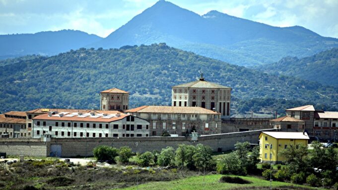 41-Bis in Sardegna, è scontro: le “botte di Natale” della politica isolana