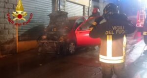 Auto in fiamme a Bono, intervento dei Vigili del fuoco
